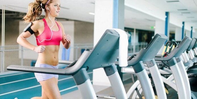 ممارسة الرياضة على جهاز الجري لفقدان الوزن