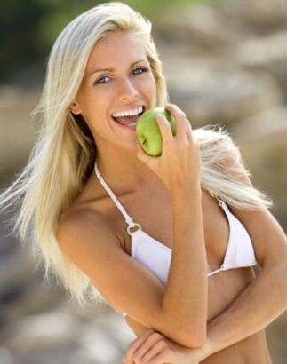 فتاة تأكل تفاحة لإنقاص الوزن بمقدار 10 كجم شهريًا